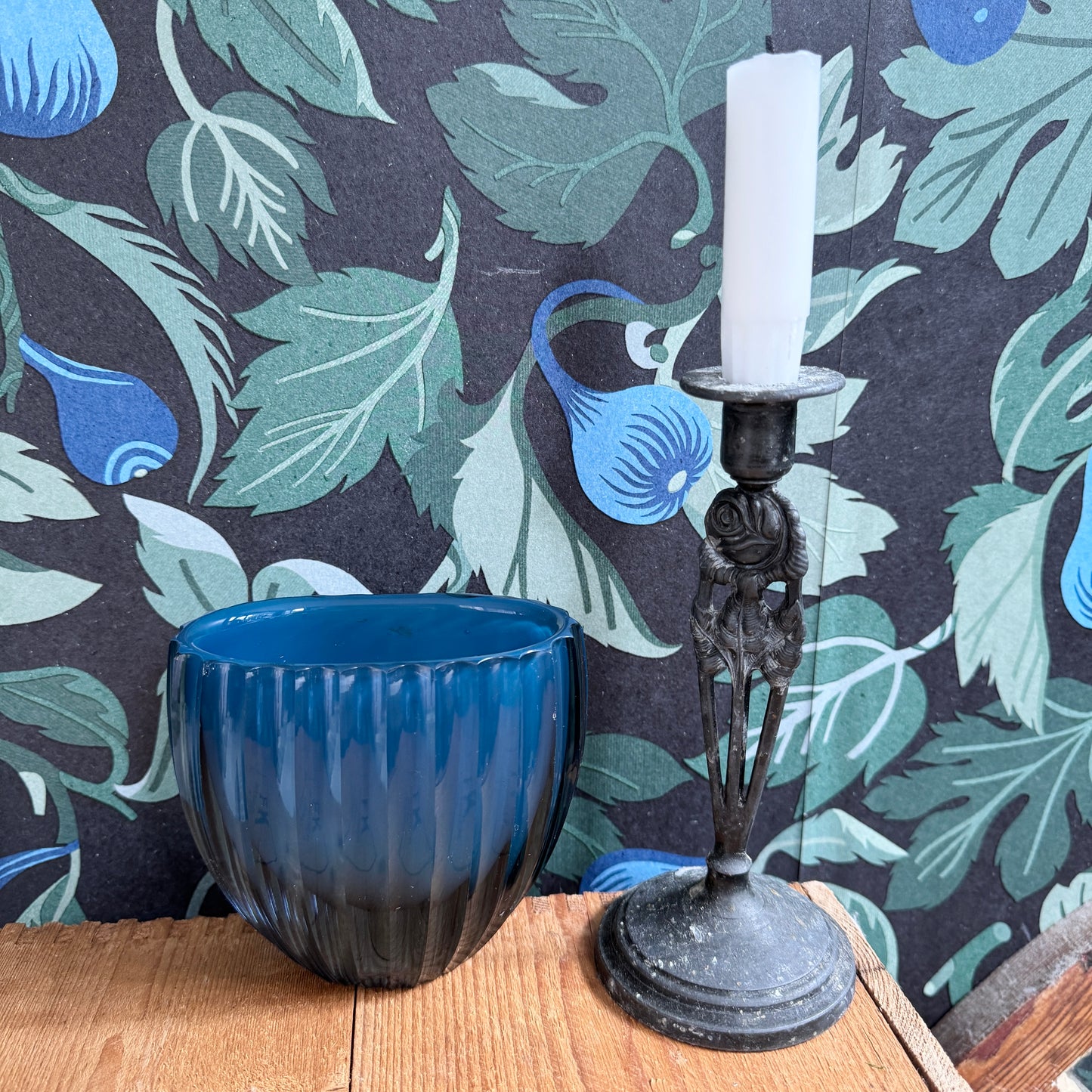 Vicke Lindstrand for Kosta, Sweden 1950s. Blu Glass Vase.